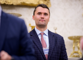 Mais de 100 mil pessoas participam do funeral do ativista Charlie Kirk