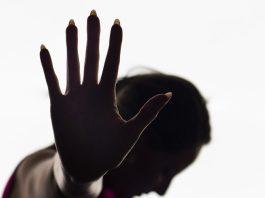 Polícia Militar prende homem que tentou matar companheira com golpe de faca