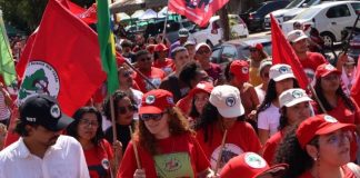 Protesto reúne manifestantes na Praça Cultural do CPA 2 contra PEC da Blindagem e Bolsonaro em Cuiabá