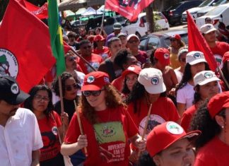 Protesto reúne manifestantes na Praça Cultural do CPA 2 contra PEC da Blindagem e Bolsonaro em Cuiabá