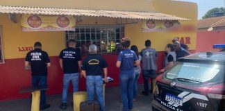 Polícia Civil e Vigilância Sanitária interditam fábrica clandestina de bebida destilada em Várzea Grande