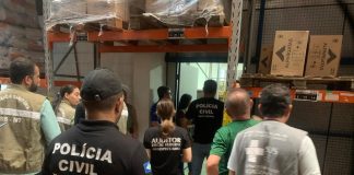 Polícia Civil e Mapa fiscalizam distribuidora de Várzea Grande e retêm mais de 7 mil whiskies com suspeita de adulteração