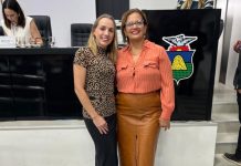 Conscientização sobre fibromialgia ganha destaque na Câmara de CuiabáDurante a sessão ordinária desta quinta-feira (23), a vereadora Katiuscia Manteli (PSB) convidou a presidente da Associação Mato-grossense de Fibromiálgicos ‘Daniel Lenz’ (AFIBROMT-DL), Carmem Miranda, para ocupar a tribuna livre da Câmara Municipal de Cuiabá. O momento destacou a importância da conscientização sobre a fibromialgia, doença crônica caracterizada por dores intensas e persistentes, e evidenciou o protagonismo de Mato Grosso na criação de políticas públicas voltadas ao tema.  Em sua fala, Carmem Miranda lembrou que o mês de outubro, conhecido pela campanha Outubro Rosa, também é um momento oportuno para ampliar o debate sobre outras condições que afetam a qualidade de vida da mulher.  “Não existe uma ligação direta entre fibromialgia e câncer, mas as dores podem confundir os sintomas e merecem atenção. A fibromialgia é uma doença invisível, mas que causa muito constrangimento e sofrimento. Precisamos de empatia e de políticas que garantam um atendimento digno”, destacou.  A presidente da AFIBROMT-DL ressaltou ainda que Mato Grosso é referência nacional na defesa dos direitos das pessoas com fibromialgia, com legislações específicas e atuação conjunta entre entidades civis e o poder público.  “Hoje, o Executivo de Cuiabá é modelo na emissão das carteirinhas de identificação e na criação de projetos que acolhem o paciente fibromiálgico. Quando o poder público dá retorno, a gente precisa reconhecer. Somos 90 mil pessoas acometidas pela doença no estado, e seguimos lutando por tratamento digno e políticas efetivas”, completou.  A vereadora Katiuscia Manteli, autora de iniciativas voltadas à saúde e à inclusão, elogiou o trabalho da associação e ressaltou a importância da conscientização constante.  “Se hoje Mato Grosso é referência na legislação e na promoção de grupos de apoio, é graças a pessoas como a Carmem, que transformam dor em mobilização. A fibromialgia é uma doença invisível, mas as pessoas não são. Precisamos garantir empatia, respeito e acolhimento nos ambientes de trabalho e nas unidades de saúde”, afirmou a parlamentar.  Katiuscia também lembrou que tramita na Câmara um projeto de lei que institui a Política Municipal de Atenção Integral às Pessoas com Fibromialgia, reforçando o compromisso do Legislativo com o tema.  “Não basta criar leis, é preciso garantir que sejam aplicadas. Nosso papel é fiscalizar, acompanhar e dar voz a quem convive diariamente com essa dor”, destacou.  Ao final, Carmem anunciou que representará Mato Grosso na audiência pública nacional sobre fibromialgia, que será realizada no dia 11 de novembro, em Brasília, e tratará da implementação da Lei Federal nº 15.176/2025, que reconhece as pessoas com fibromialgia como pessoas com deficiência (PCDs) a partir de janeiro do próximo ano.