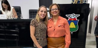 Conscientização sobre fibromialgia ganha destaque na Câmara de CuiabáDurante a sessão ordinária desta quinta-feira (23), a vereadora Katiuscia Manteli (PSB) convidou a presidente da Associação Mato-grossense de Fibromiálgicos ‘Daniel Lenz’ (AFIBROMT-DL), Carmem Miranda, para ocupar a tribuna livre da Câmara Municipal de Cuiabá. O momento destacou a importância da conscientização sobre a fibromialgia, doença crônica caracterizada por dores intensas e persistentes, e evidenciou o protagonismo de Mato Grosso na criação de políticas públicas voltadas ao tema. Em sua fala, Carmem Miranda lembrou que o mês de outubro, conhecido pela campanha Outubro Rosa, também é um momento oportuno para ampliar o debate sobre outras condições que afetam a qualidade de vida da mulher. “Não existe uma ligação direta entre fibromialgia e câncer, mas as dores podem confundir os sintomas e merecem atenção. A fibromialgia é uma doença invisível, mas que causa muito constrangimento e sofrimento. Precisamos de empatia e de políticas que garantam um atendimento digno”, destacou. A presidente da AFIBROMT-DL ressaltou ainda que Mato Grosso é referência nacional na defesa dos direitos das pessoas com fibromialgia, com legislações específicas e atuação conjunta entre entidades civis e o poder público. “Hoje, o Executivo de Cuiabá é modelo na emissão das carteirinhas de identificação e na criação de projetos que acolhem o paciente fibromiálgico. Quando o poder público dá retorno, a gente precisa reconhecer. Somos 90 mil pessoas acometidas pela doença no estado, e seguimos lutando por tratamento digno e políticas efetivas”, completou. A vereadora Katiuscia Manteli, autora de iniciativas voltadas à saúde e à inclusão, elogiou o trabalho da associação e ressaltou a importância da conscientização constante. “Se hoje Mato Grosso é referência na legislação e na promoção de grupos de apoio, é graças a pessoas como a Carmem, que transformam dor em mobilização. A fibromialgia é uma doença invisível, mas as pessoas não são. Precisamos garantir empatia, respeito e acolhimento nos ambientes de trabalho e nas unidades de saúde”, afirmou a parlamentar. Katiuscia também lembrou que tramita na Câmara um projeto de lei que institui a Política Municipal de Atenção Integral às Pessoas com Fibromialgia, reforçando o compromisso do Legislativo com o tema. “Não basta criar leis, é preciso garantir que sejam aplicadas. Nosso papel é fiscalizar, acompanhar e dar voz a quem convive diariamente com essa dor”, destacou. Ao final, Carmem anunciou que representará Mato Grosso na audiência pública nacional sobre fibromialgia, que será realizada no dia 11 de novembro, em Brasília, e tratará da implementação da Lei Federal nº 15.176/2025, que reconhece as pessoas com fibromialgia como pessoas com deficiência (PCDs) a partir de janeiro do próximo ano.