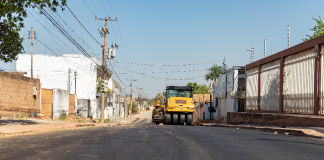 Prefeitura de Cuiabá atende 12 bairros com asfalto, meio-fio, sarjetas e calçadas