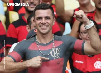 Homem vende moto e passa 90 horas tatuando camisa completa do Flamengo no corpo