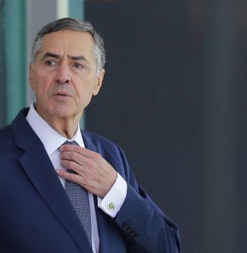 Prestes a se aposentar do STF, Barroso passa mal e vai ao hospital