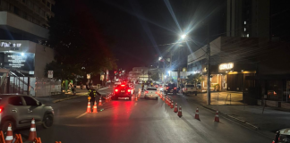 Operação prende dois condutores embriagados e remove 48 veículos na avenida Isaac Póvoas