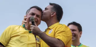 Vigília convocada por Flávio Bolsonaro motivou pedido de prisão de Jair Bolsonaro