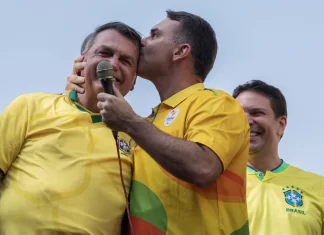 Vigília convocada por Flávio Bolsonaro motivou pedido de prisão de Jair Bolsonaro