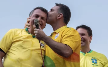 Vigília convocada por Flávio Bolsonaro motivou pedido de prisão de Jair Bolsonaro