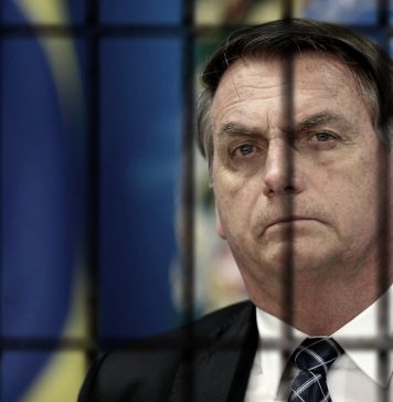 Bolsonaro é preso pela Polícia Federal em Brasília