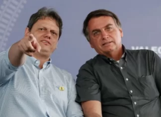 Prisão de Bolsonaro aumenta pressão para que Tarcísio dispute a Presidência em 2026