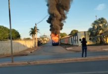 Ônibus intermunicipal pega fogo durante trajeto e fica destruído em Várzea Grande