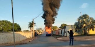 Ônibus intermunicipal pega fogo durante trajeto e fica destruído em Várzea Grande
