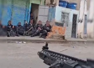 Operação na Penha e no Alemão: o momento em que policiais foram recebidos a tiros pelo Comando Vermelho