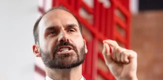 STF: Moraes vota para tornar Eduardo Bolsonaro réu por crime de coação