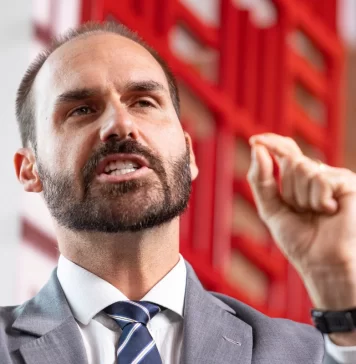 STF: Moraes vota para tornar Eduardo Bolsonaro réu por crime de coação