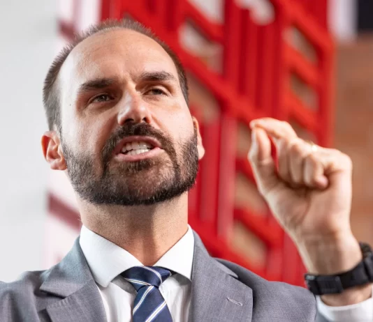 STF: Moraes vota para tornar Eduardo Bolsonaro réu por crime de coação