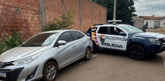 Idoso é rendido por bandidos após ser atraído para embosca; carro é roubado