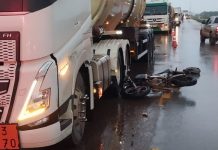 Homem cai de moto e morre atropelado por carreta em rodovia no interior