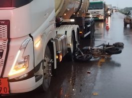Homem cai de moto e morre atropelado por carreta em rodovia no interior