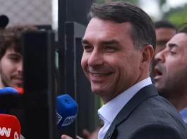 Após visitar Bolsonaro, Flávio confirma candidatura: “Irreversível”