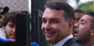 Flávio Bolsonaro deve se reunir com Donald Trump na Casa Branca