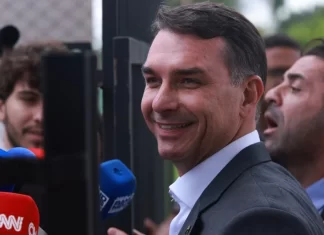 Após visitar Bolsonaro, Flávio confirma candidatura: “Irreversível”