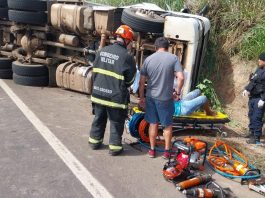 Corpo de Bombeiros socorre vítimas após carreta que transportava carne tombar em rodovia