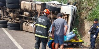 Corpo de Bombeiros socorre vítimas após carreta que transportava carne tombar em rodovia