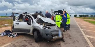 Casal de idosos morre após carro capotar e atravessar canteiro na BR-163 em Rondonópolis