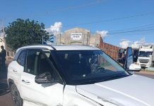 PM prende dois faccionados, recupera carro roubado e apreende arma de fogo