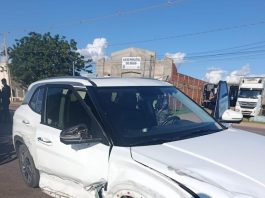 PM prende dois faccionados, recupera carro roubado e apreende arma de fogo
