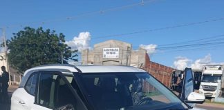 PM prende dois faccionados, recupera carro roubado e apreende arma de fogo