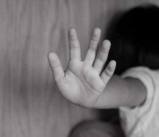 Mãe é presa após agredir filha de 11 anos com ferro quente em Mato Grosso