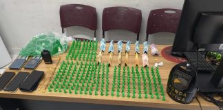 Força Tática localiza suspeitos por salve e apreende 300 porções de cocaína em residência