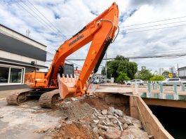 Trecho de Av. Tancredo Neves está interditado para obras de contenção da ponte do Barbado