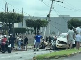 Vídeo registra momento em que caminhonete atinge postes e mulher fica ferida em Sorriso