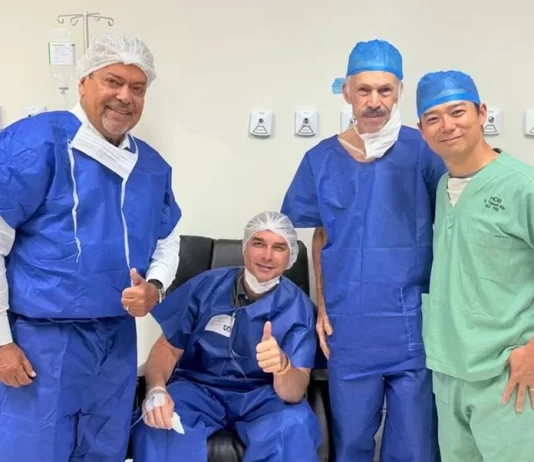 Flávio Bolsonaro passa por cirurgias em hospital de Brasília