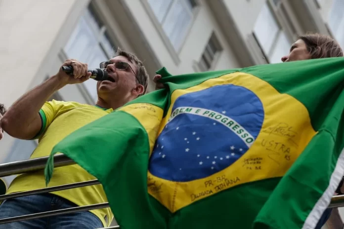 flavio-bolsonaro-em-ato-na-paulista