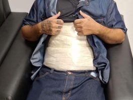 Polícias Civil e Federal prendem homem no aeroporto tentando levar drogas presas no corpo