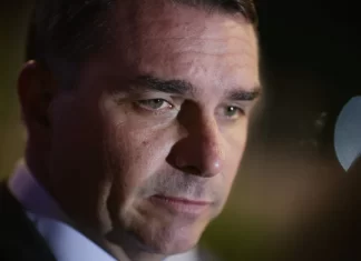 Flávio Bolsonaro se pronuncia após ordem de investigação determinada por Moraes