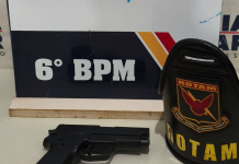 Rotam prende dupla com 12 passagens criminais e apreende simulacro de arma em Cáceres