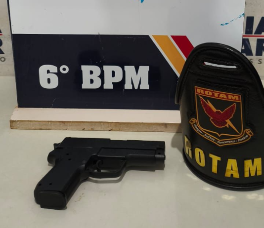 Rotam prende dupla com 12 passagens criminais e apreende simulacro de arma em Cáceres