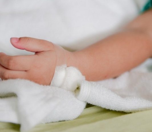 Bebê de 1 ano morre após afogamento em Várzea Grande