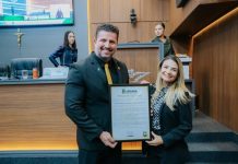 Delegada da PF recebe homenagem por operação que eliminou abusador sexual de bebê em Cuiabá