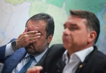 Aliados orientam Flávio Bolsonaro a se afastar de Cláudio Castro após operação da PF