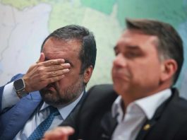 Aliados orientam Flávio Bolsonaro a se afastar de Cláudio Castro após operação da PF