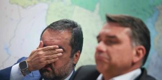 Aliados orientam Flávio Bolsonaro a se afastar de Cláudio Castro após operação da PF